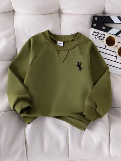 SHEIN Genkimix Kids قميص ثقيل رياضي بياقة مستديرة وأكمام راجلان مطرز باللون الأخضر العسكري للاستخدام اليومي، ملابس كاجوال رياضية للخارج، ملائم للربيع والخريف