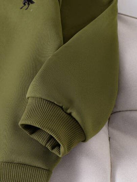 SHEIN Genkimix Kids قميص ثقيل رياضي بياقة مستديرة وأكمام راجلان مطرز باللون الأخضر العسكري للاستخدام اليومي، ملابس كاجوال رياضية للخارج، ملائم للربيع والخريف