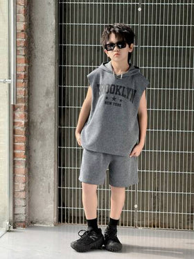 SHEIN طقم من قطعتين من ملابس الأولاد المراهقين الكاجوال الكورية الطابع المطبوعة بالرسومات والحروف مع كنزة هوديي قصيرة الأكمام وشورت أحادي اللون من قطعتين محبوكة
