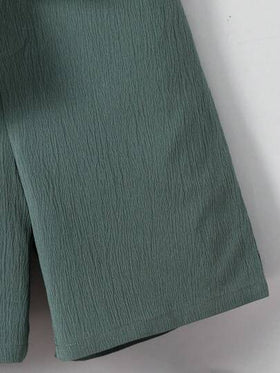 SHEIN Leap Crew 2 قطعة أطفال / أولاد مراهقين، بنطلون قصير صلب اللون وقميص أكمام طويلة سترة كاجوال ذو ياقة كلاسيكية، بزر في الأسفل وفضفاض، طقم زي رجالي