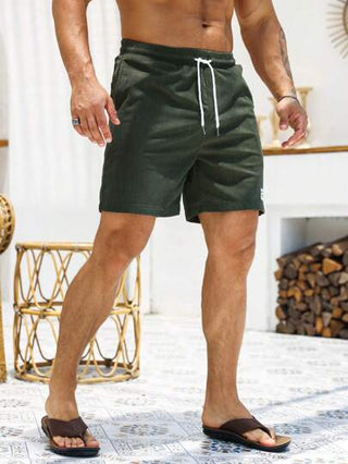 Manfinity Homme شورت رجالي واسع بتفاصيل تصميم اللوحة الحرفية وخصر قابل للسحب