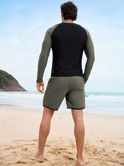 Manfinity Swimmode 2 قطعة طقم تي شيرت وسروال سباحة رجالي من قماش راجلان بطباعة حرفية وتباين اللون، نمط هاواي
