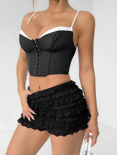PETITE شورت أبيض متدرج بكشكشة متعددة الطبقات ذو خصر منخفض للحفلات والسهرات للأنثى من طراز Y2K