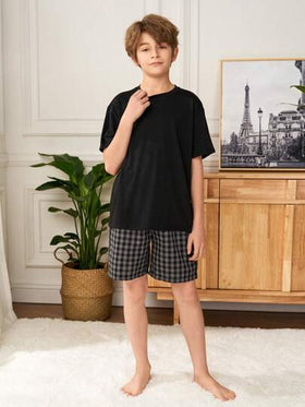 SHEIN طقم 4 قطع مناسبة للفتى المراهق بتصميم بسيط،\ تيشيرت كاجوال برقبة دائرية وأكمام قصيرة وشورت منقوش بخطوط،\ مريح وفضفاض للنوم