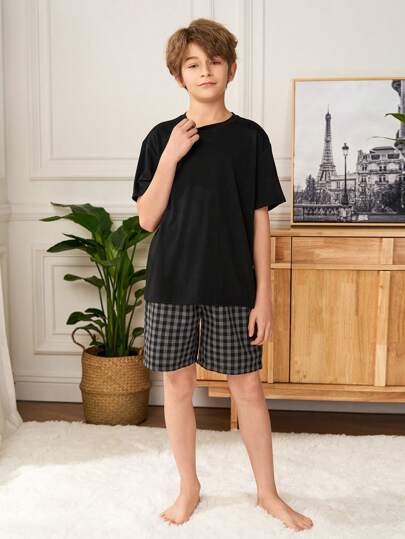SHEIN طقم 4 قطع مناسبة للفتى المراهق بتصميم بسيط،\ تيشيرت كاجوال برقبة دائرية وأكمام قصيرة وشورت منقوش بخطوط،\ مريح وفضفاض للنوم