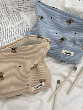 حقيبة مكياج من القطيفة بشكل دب جميل، مقاومة للماء، حقيبة نسائية لحمل أحمر الشفاه والمستحضرات، حقيبة تخزين صغيرة للمكياج، حقيبة سفر للسيدات، علبة أقلام رصاص ذات سعة كبيرة لحمل فرش المكياج، حقيبة منظم للأدوات الصحية والتجميل للسفر