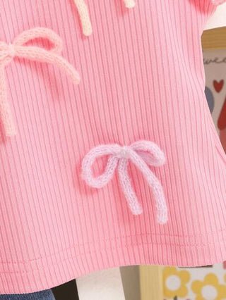 SHEIN ملابس علوية صيفية كاجوال مطبوعة بسيارات للبنات الصغيرات مع فيونكة ملونة وشورت جينز مغسول, طراز كوري