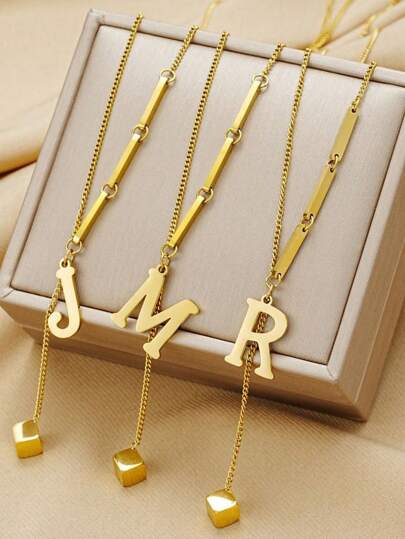 RIINHOO قلادة مطلية بالذهب عيار 18 قيراط بتعليقة مربعة ب- 26 حرف من الفولاذ المقاوم للصدأ، إكسسوار هدية للنساء قطعة واحدة
