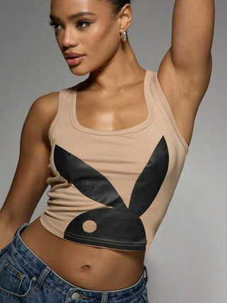Missguided x Playboy MISSGUIDED تي شيرت كاجوال أكمام قصيرة بياقة مربعة وتصميم ظهر رياضي مع طبعة أرنب