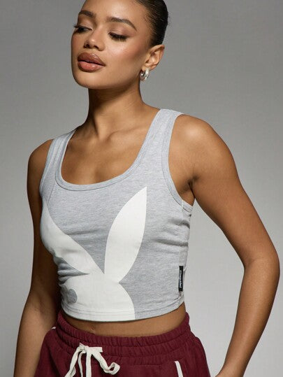 Missguided x Playboy MISSGUIDED تيشيرت كاجوال بياقة مكشوفة مربعة وأكمام بدون أكمام مزخرف برسومات أرنب