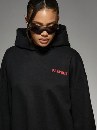 MISSGUIDED Missguided x Playboy فستان هوديي ضخم بطباعة رسومات لمجموعة الخريف والشتاء بتصميم أزياء بيان مطبوع محدود الإصدار من النمط الشارعي
