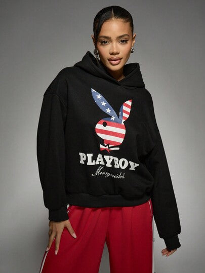 MISSGUIDED Missguided x Playboy هودي واسع مطبوع عليه علم الولايات المتحدة الأمريكية وشعار الرابع من يوليو|حجم مناسب للجنسين