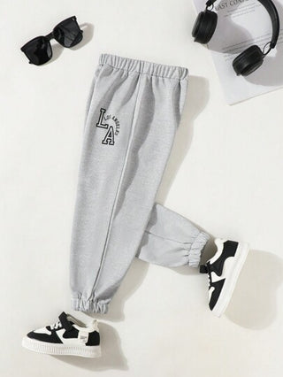 SHEIN Playful Pals بنطلون طويل كاجوال منقوش بحرف للأولاد الصغار، مناسب للعب في الخارج والاستخدام اليومي الكاجوال