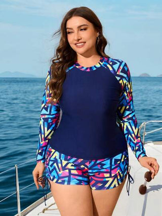 Swim SPRTY مجموعة من قطعتين للمرأة بمقاس كبير: توب بأكمام طويلة مطبوع وسروال قصير من نوع شورت مع خصر رباط، ملابس سباحة صيفية