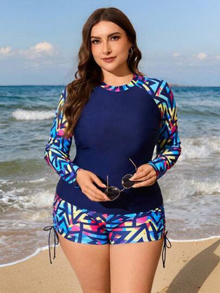Swim SPRTY مجموعة من قطعتين للمرأة بمقاس كبير: توب بأكمام طويلة مطبوع وسروال قصير من نوع شورت مع خصر رباط، ملابس سباحة صيفية