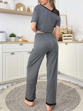 SHEIN طقم بيجامات منزلية كتل لونيه منقطة النطاق بأكمام قصيره عند الأكتاف