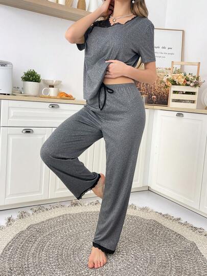 SHEIN طقم بيجامات منزلية كتل لونيه منقطة النطاق بأكمام قصيره عند الأكتاف