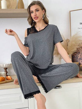 SHEIN طقم بيجامات منزلية كتل لونيه منقطة النطاق بأكمام قصيره عند الأكتاف