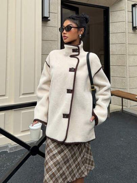 SHEIN EZwear جاكيت كلاسيكي أكمام طويلة مع جيوب جانبية وأزرار أمامية، يتميز بتريم ذو لون متباين، مناسب لفصلي الخريف والشتاء