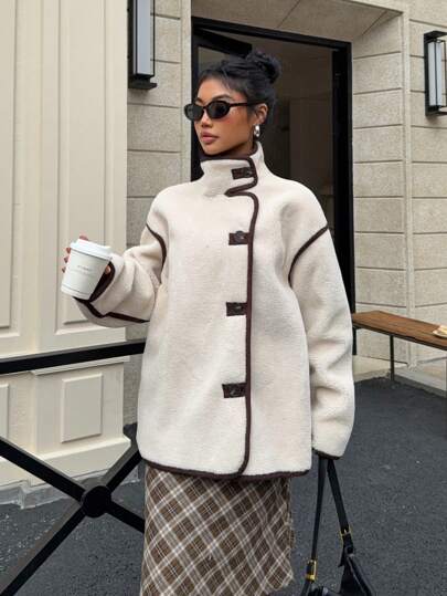 SHEIN EZwear جاكيت كلاسيكي أكمام طويلة مع جيوب جانبية وأزرار أمامية، يتميز بتريم ذو لون متباين، مناسب لفصلي الخريف والشتاء