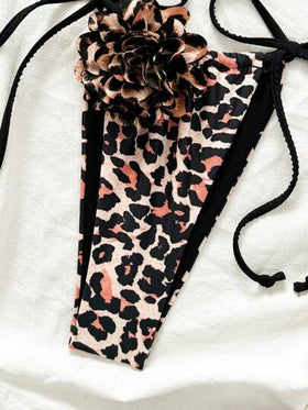 SHEIN لباس سباحة للنساء من قطعتين ذي حمالات رفيعة مع نقش أنيق على شكل حيوانات، وتزيين بتصميم أزهار ثلاثية الأبعاد، مناسب للاستخدام اليومي والعطلات على الشاطئ