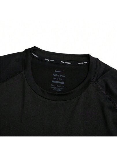 Nike تي شيرت بطبعة شعار Dri-Fit بياقة طاقم بأكمام طويلة بطراز أمريكي كلاسيكي، للرجال، أسود، FB7920-010