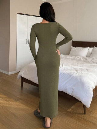 DAZY فستان منزلي ماكسي ذو فتحة رقبة عميقة على شكل V مطوي، بتصميم ضيق