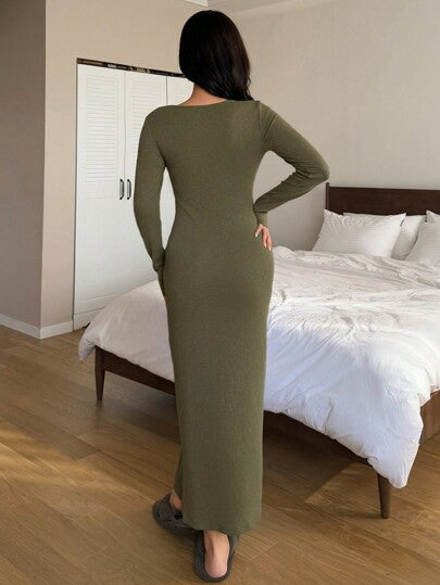 DAZY فستان منزلي ماكسي ذو فتحة رقبة عميقة على شكل V مطوي، بتصميم ضيق