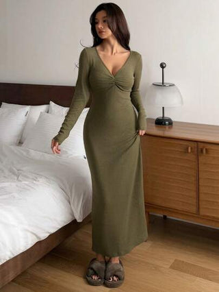 DAZY فستان منزلي ماكسي ذو فتحة رقبة عميقة على شكل V مطوي، بتصميم ضيق