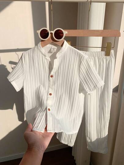 SHEIN مجموعة من 2 قطعة ل- طفل/ طفلة، قميص أبيض أكمام قصيرة وبنطلون من نسيج ملمسي مريح للاستخدام اليومي والعادي، مناسب للداخل والخارج والرياضة واللعب والحفلات والتصوير والإجازات في فصلي الربيع والصيف