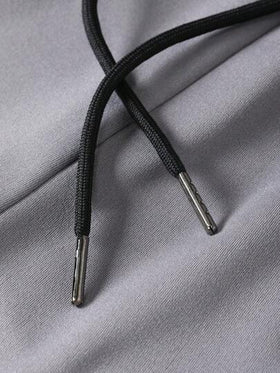 Manfinity Homme طقم قميص كاجوال بياقة دائرية وأكمام قصيرة مطبوع عليه حرف وشورت بخصر رباط، ملابس مريحة للرجال
