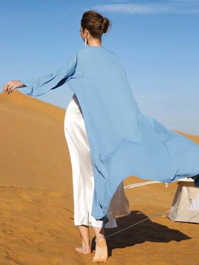 Layrah عباية مطرزة بالزهور بطول الأكمام ذات لون أزرق فاتح، مع تطريز اللؤلؤ اليدوي ، عباءة محتشمة