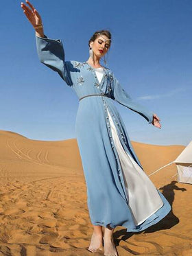 Layrah عباية مطرزة بالزهور بطول الأكمام ذات لون أزرق فاتح، مع تطريز اللؤلؤ اليدوي ، عباءة محتشمة