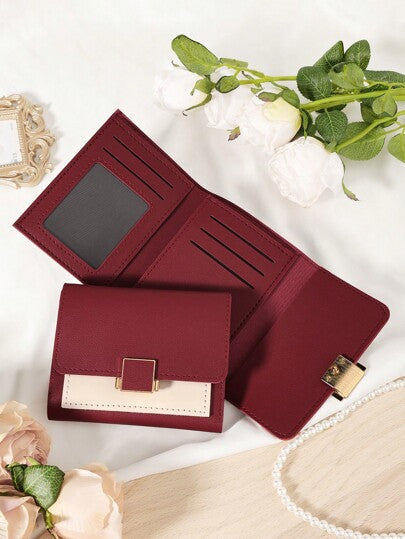 محفظة نسائية صغيرة بجيب للقطع النقدية مطوية مرتين باللون الأحمر البرغندي أو الأحمر ، ذات فتحات متعددة للبطاقات وفتحة لبطاقة الهوية، مناسبة للسفر والمدرسة