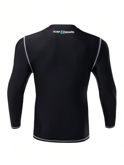 Manfinity Swimmode تي شيرت الرجال المطبوع بحروف مكتوبة مع لون كتل متباين بالتصميم المناسب للتزلج على الأمواج