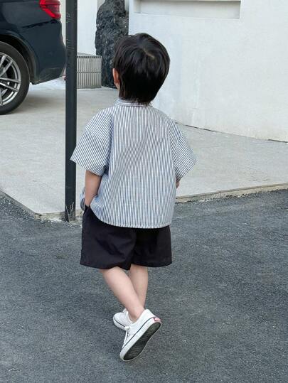 SHEIN طقم هدية يتضمن قميص وربطة عنق، قميص أطفال ولد قصير الأكمام مخطط بشكل جذاب مع ربطة عنق، مناسب للصيف