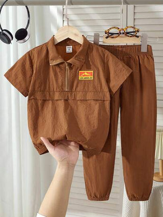 طقم أولادي مجموعة قطعتين للأولاد، تشمل بلوزة بأكمام قصيرة مع طوق نصف سحاب وبنطال طويل. هذه المجموعة المكونة من قطعتين للأولاد مناسبة لمناسبات متعددة مثل التنزه في المدينة، وممارسة الأنشطة الخارجية، والتصوير الشارعي، والمدرسة، والتجمعات.