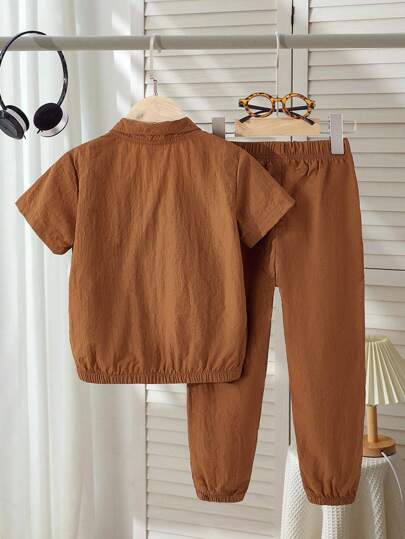 طقم أولادي مجموعة قطعتين للأولاد، تشمل بلوزة بأكمام قصيرة مع طوق نصف سحاب وبنطال طويل. هذه المجموعة المكونة من قطعتين للأولاد مناسبة لمناسبات متعددة مثل التنزه في المدينة، وممارسة الأنشطة الخارجية، والتصوير الشارعي، والمدرسة، والتجمعات.