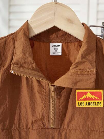 طقم أولادي مجموعة قطعتين للأولاد، تشمل بلوزة بأكمام قصيرة مع طوق نصف سحاب وبنطال طويل. هذه المجموعة المكونة من قطعتين للأولاد مناسبة لمناسبات متعددة مثل التنزه في المدينة، وممارسة الأنشطة الخارجية، والتصوير الشارعي، والمدرسة، والتجمعات.