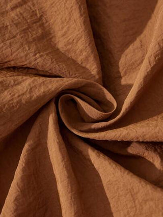 طقم أولادي مجموعة قطعتين للأولاد، تشمل بلوزة بأكمام قصيرة مع طوق نصف سحاب وبنطال طويل. هذه المجموعة المكونة من قطعتين للأولاد مناسبة لمناسبات متعددة مثل التنزه في المدينة، وممارسة الأنشطة الخارجية، والتصوير الشارعي، والمدرسة، والتجمعات.