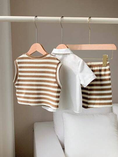 SHEIN LMoss Kids 3 قطع مجموعة صبي طفل كاجوال صيفية تتكون من ملابس علوية بأكمام قصيرة، وسراويل قصيرة، و فوق ملابس علوية بتصميم شريطي مناسب لحفلات عيد الميلاد، وحفلات المساء، والحفلات، والأعراس، وشهر واحد، والمعمودية، وعيد ميلاد سنة، وحمام الطفل