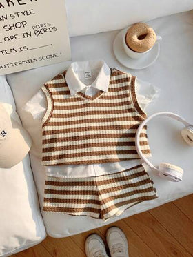 SHEIN LMoss Kids 3 قطع مجموعة صبي طفل كاجوال صيفية تتكون من ملابس علوية بأكمام قصيرة، وسراويل قصيرة، و فوق ملابس علوية بتصميم شريطي مناسب لحفلات عيد الميلاد، وحفلات المساء، والحفلات، والأعراس، وشهر واحد، والمعمودية، وعيد ميلاد سنة، وحمام الطفل