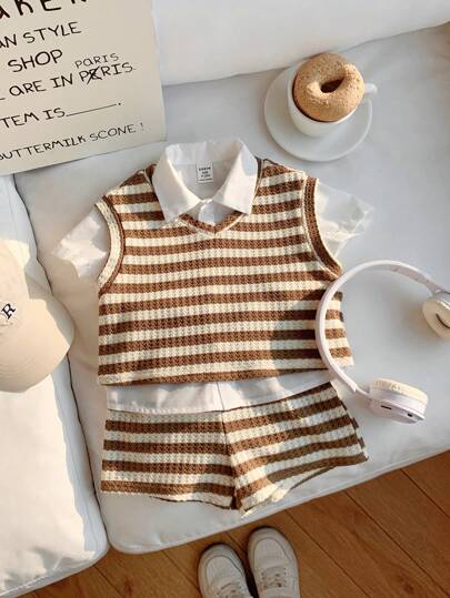 SHEIN LMoss Kids 3 قطع مجموعة صبي طفل كاجوال صيفية تتكون من ملابس علوية بأكمام قصيرة، وسراويل قصيرة، و فوق ملابس علوية بتصميم شريطي مناسب لحفلات عيد الميلاد، وحفلات المساء، والحفلات، والأعراس، وشهر واحد، والمعمودية، وعيد ميلاد سنة، وحمام الطفل