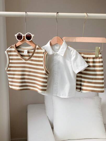 SHEIN LMoss Kids 3 قطع مجموعة صبي طفل كاجوال صيفية تتكون من ملابس علوية بأكمام قصيرة، وسراويل قصيرة، و فوق ملابس علوية بتصميم شريطي مناسب لحفلات عيد الميلاد، وحفلات المساء، والحفلات، والأعراس، وشهر واحد، والمعمودية، وعيد ميلاد سنة، وحمام الطفل