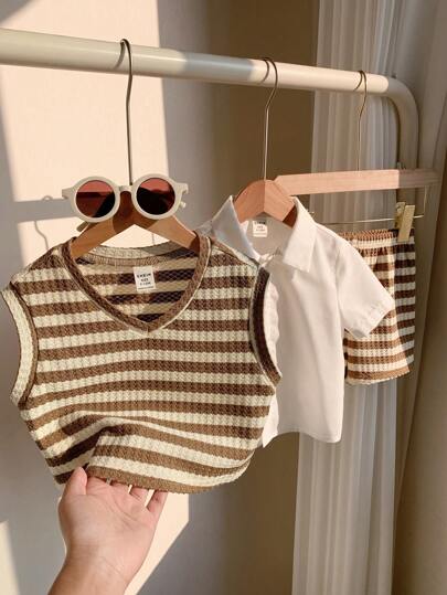 SHEIN LMoss Kids 3 قطع مجموعة صبي طفل كاجوال صيفية تتكون من ملابس علوية بأكمام قصيرة، وسراويل قصيرة، و فوق ملابس علوية بتصميم شريطي مناسب لحفلات عيد الميلاد، وحفلات المساء، والحفلات، والأعراس، وشهر واحد، والمعمودية، وعيد ميلاد سنة، وحمام الطفل