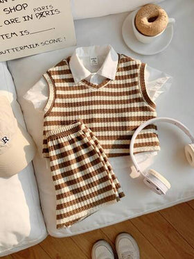 SHEIN LMoss Kids 3 قطع مجموعة صبي طفل كاجوال صيفية تتكون من ملابس علوية بأكمام قصيرة، وسراويل قصيرة، و فوق ملابس علوية بتصميم شريطي مناسب لحفلات عيد الميلاد، وحفلات المساء، والحفلات، والأعراس، وشهر واحد، والمعمودية، وعيد ميلاد سنة، وحمام الطفل