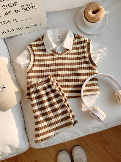 SHEIN LMoss Kids 3 قطع مجموعة صبي طفل كاجوال صيفية تتكون من ملابس علوية بأكمام قصيرة، وسراويل قصيرة، و فوق ملابس علوية بتصميم شريطي مناسب لحفلات عيد الميلاد، وحفلات المساء، والحفلات، والأعراس، وشهر واحد، والمعمودية، وعيد ميلاد سنة، وحمام الطفل
