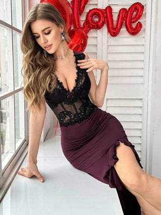 فستان ليلي طويل باللون الأخضر بتصميم الخصر المرن وبتفاصيل من الدانتيل والكشكشة وشق عالي بتصميم ذيل حورية البحر