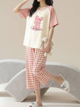 Sanrio مجموعة من 2 قطعة للمرأة، من ملابس علوية كاجوال بأكمام راجلان ذو لون أحادي والبنطلون المنزلي، وقميص آخر بنقشة دب كرتوني أزرق وأبيض والبنطلون بطول 3/4 ، مناسبة لعيد الأم، الربيع والصيف، مجموعة من قطعتين