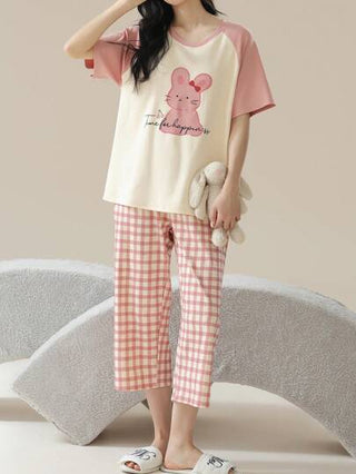 Sanrio مجموعة من 2 قطعة للمرأة، من ملابس علوية كاجوال بأكمام راجلان ذو لون أحادي والبنطلون المنزلي، وقميص آخر بنقشة دب كرتوني أزرق وأبيض والبنطلون بطول 3/4 ، مناسبة لعيد الأم، الربيع والصيف، مجموعة من قطعتين